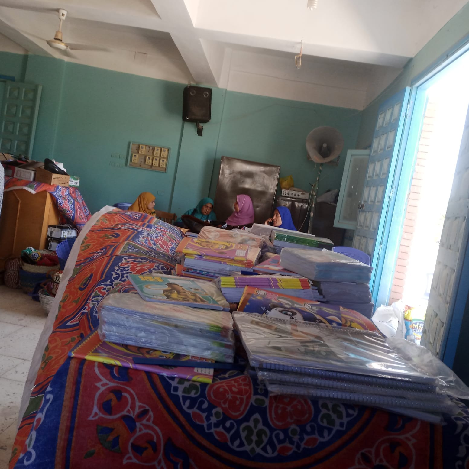 معرض لتسويق منتجات الشباب الحرفية والتراثية في مركز شباب المكس القبلى بباريس 