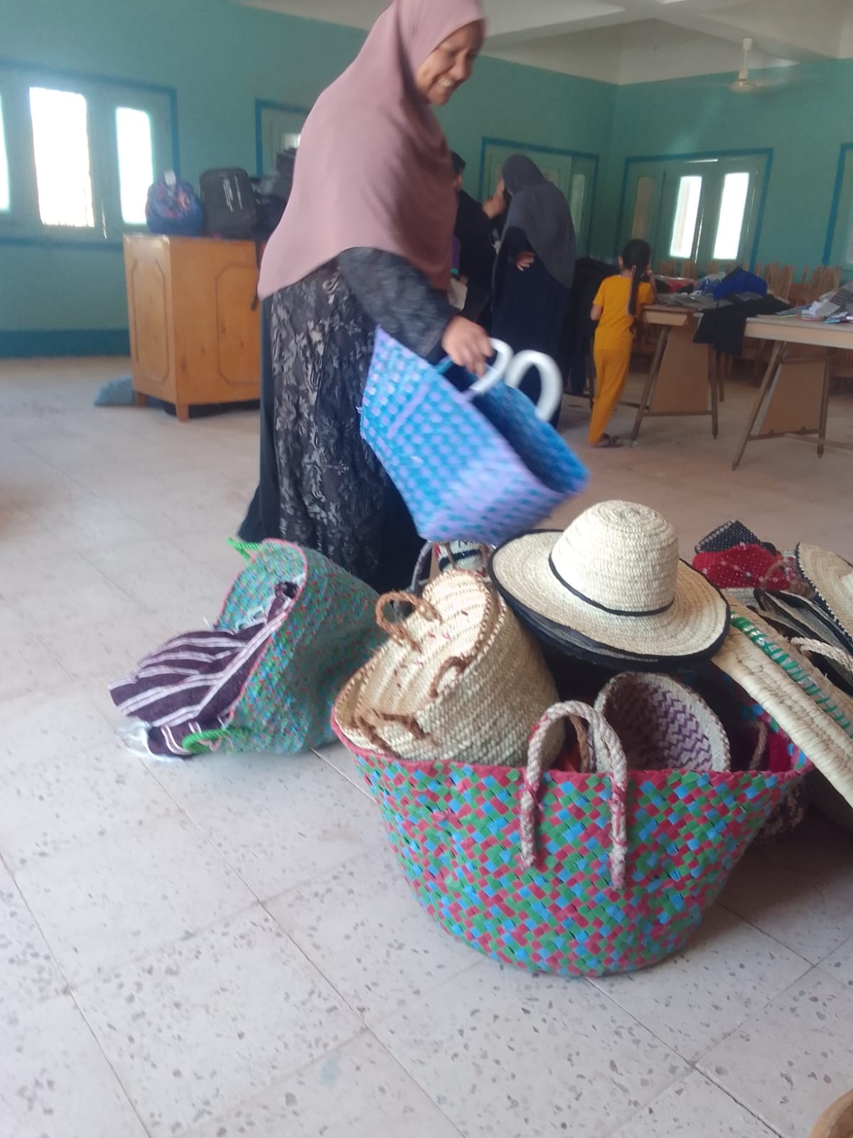 معرض لتسويق منتجات الشباب الحرفية والتراثية في مركز شباب المكس القبلى بباريس 