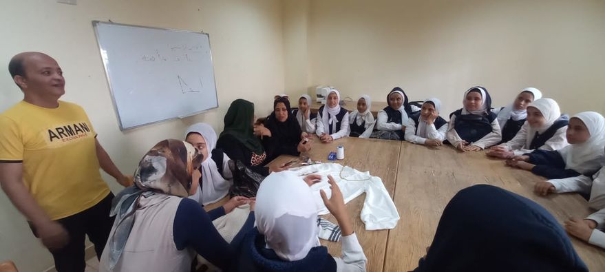 تنفيذ بلوزة سواريه في ورش التفصيل والخياطة بقصر ثقافة بني مر باسيوط