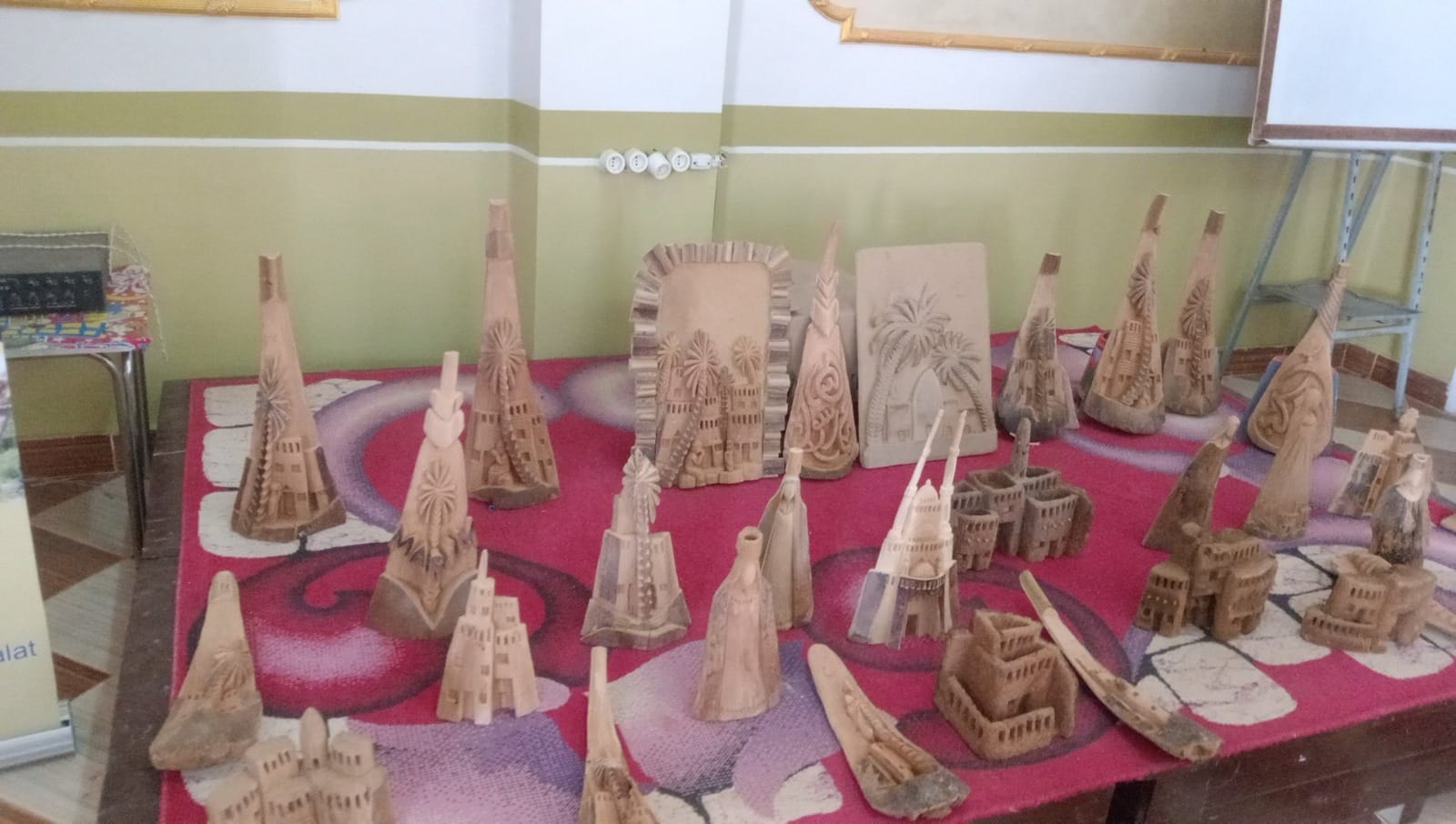 محاضرة  ومعرض نحت بمكتبة الطفل والشباب بتنيدة