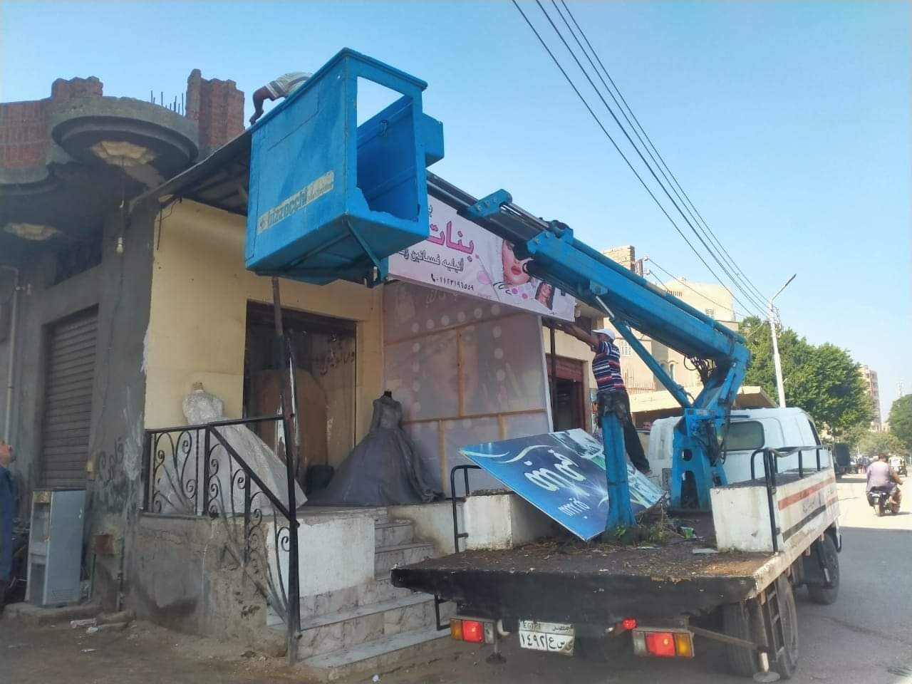 حملات تفتيشية بمراكز أسيوط والبداري وحي غرب لإزالة ومراجعة الاعلانات غير المرخصة