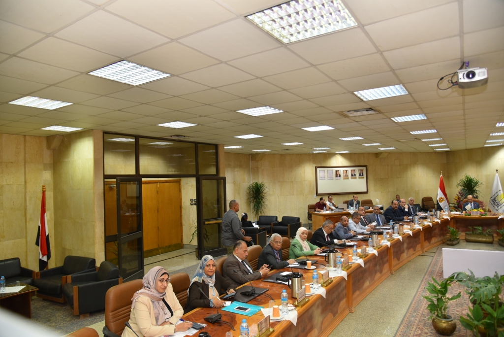 جانب من اجتماع مجلس جامعة اسيوط