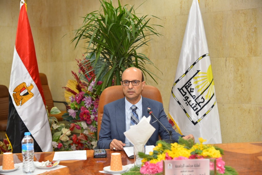 جانب من اجتماع مجلس جامعة اسيوط