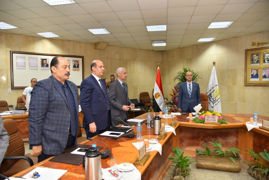 جانب من اجتماع مجلس جامعة اسيوط