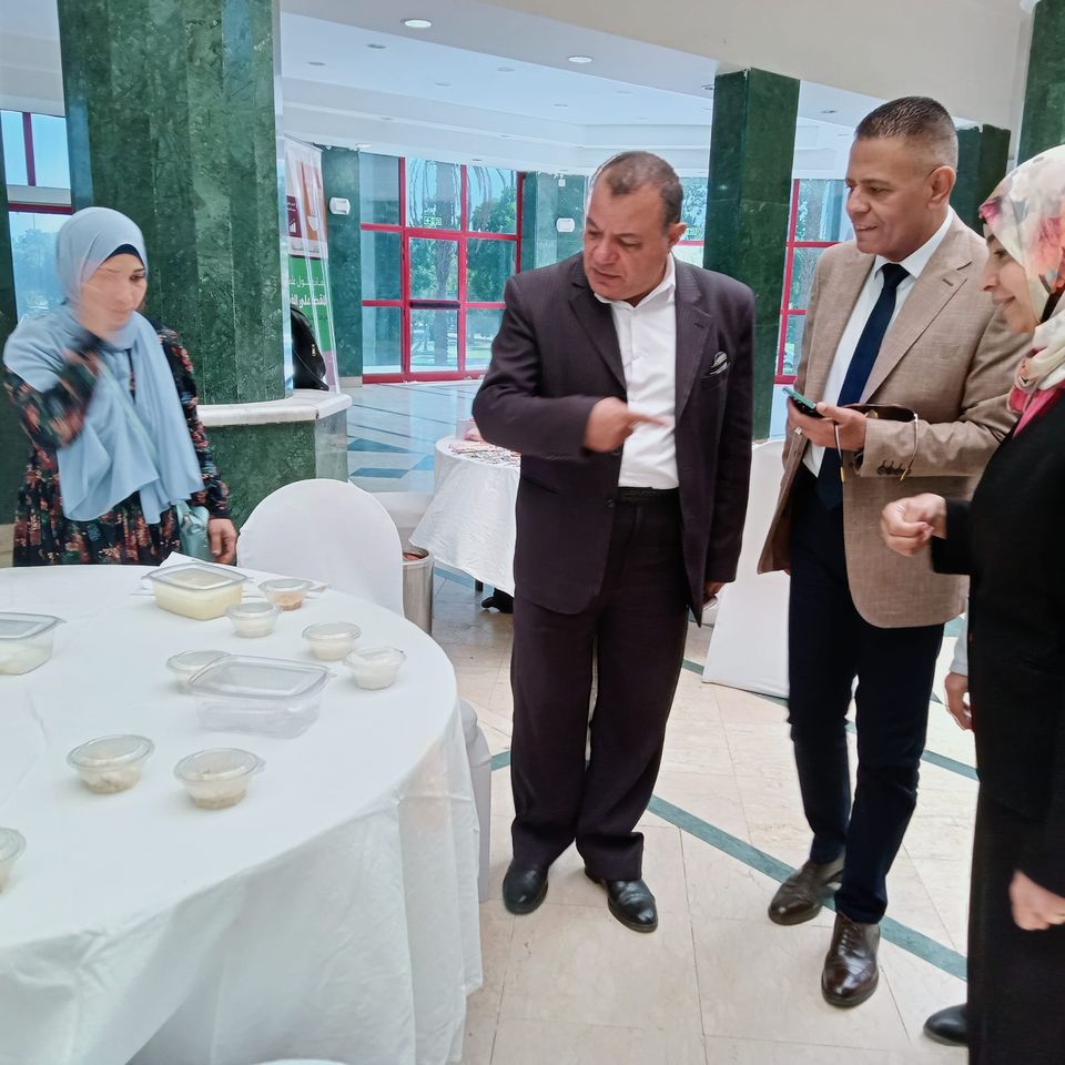 جانب من حلقة نقاشية في جمعية عطاء بلا حدود