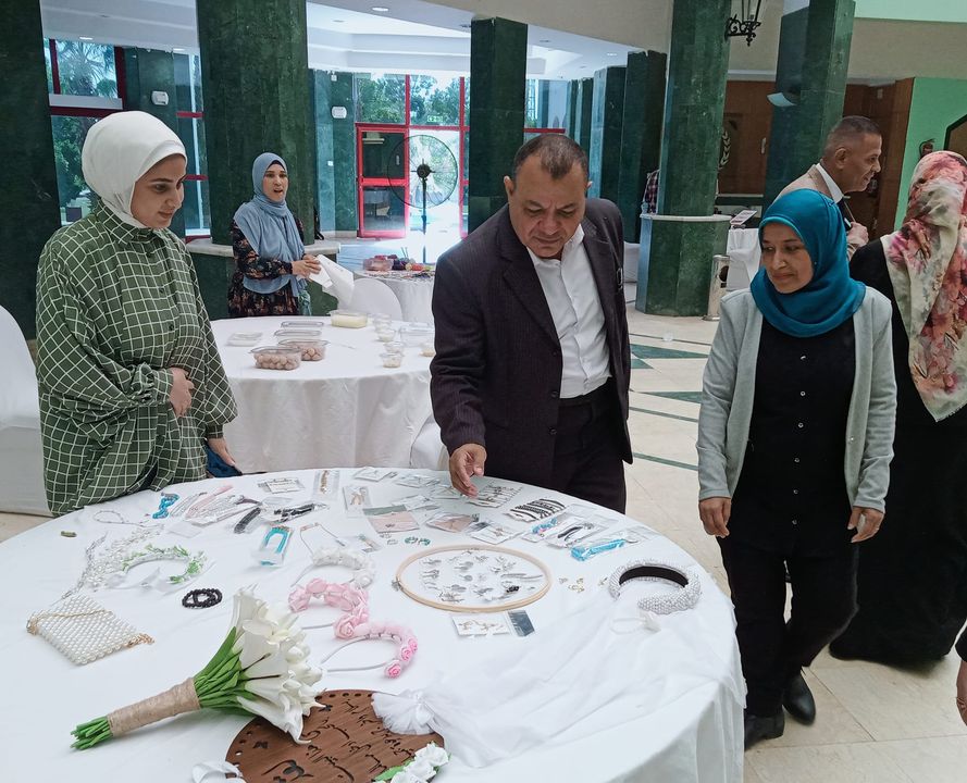 جانب من حلقة نقاشية في جمعية عطاء بلا حدود