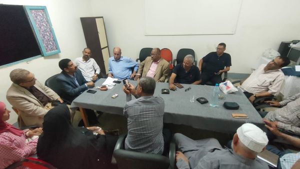 جانب من مائدة الحوار بنادى ادب الخارجة