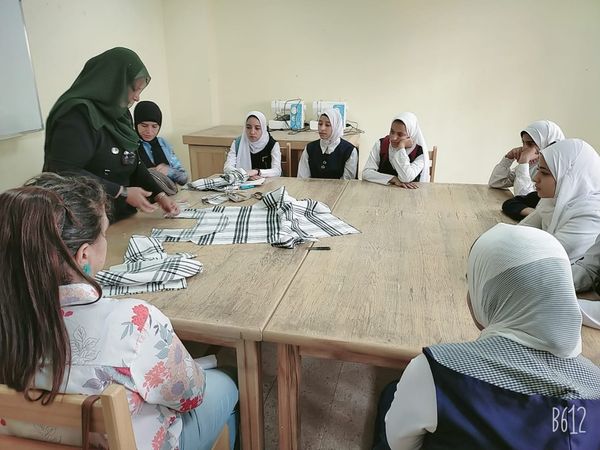 جانب من ورشة التفصيل والخياطة