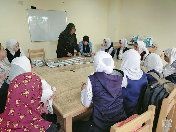 جانب من ورشة التفصيل والخياطة