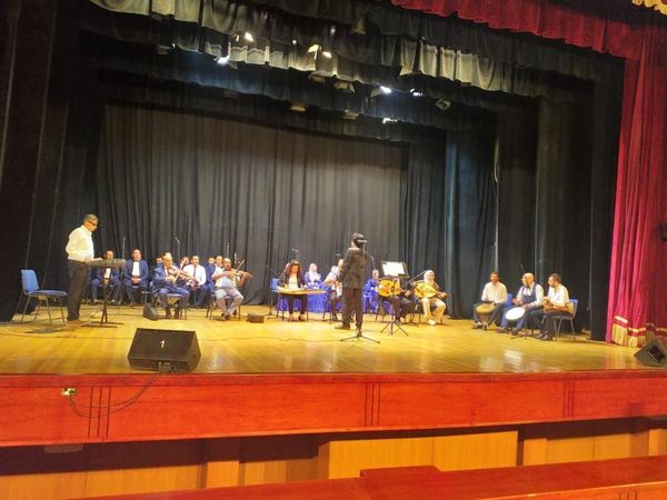 جانب من عرض فرقة الموسيقي العربية