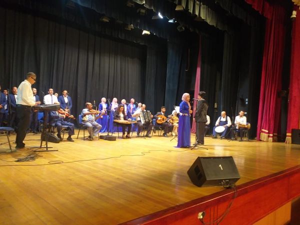 جانب من عرض فرقة الموسيقي العربية