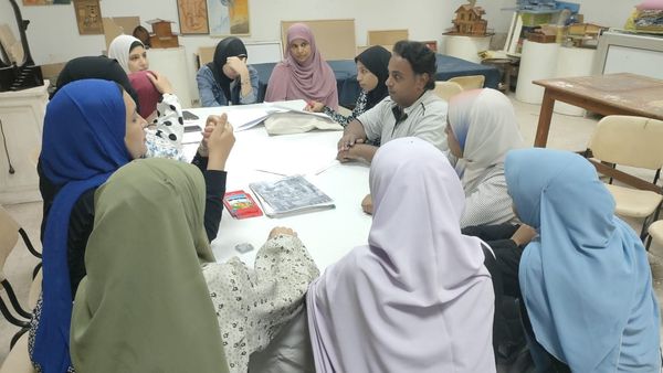 جانب من ورشة الرسم بالفحم