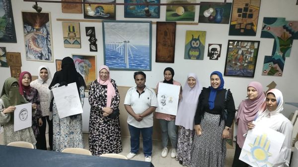 جانب من ورشة الرسم بالفحم