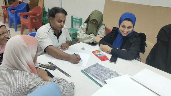 جانب من ورشة الرسم بالفحم