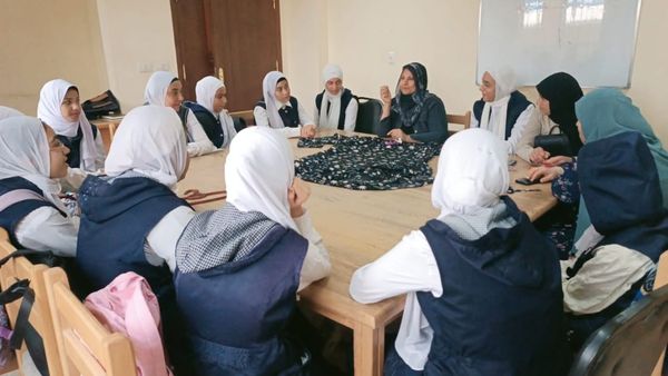 جانب من ورشة التفصيل والخياطة