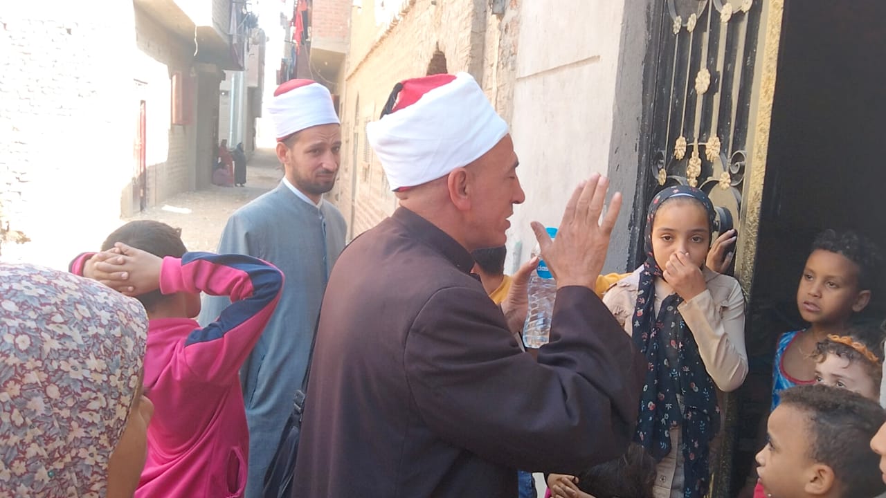 جانب من حملة لطرق الأبواب بعنوان 