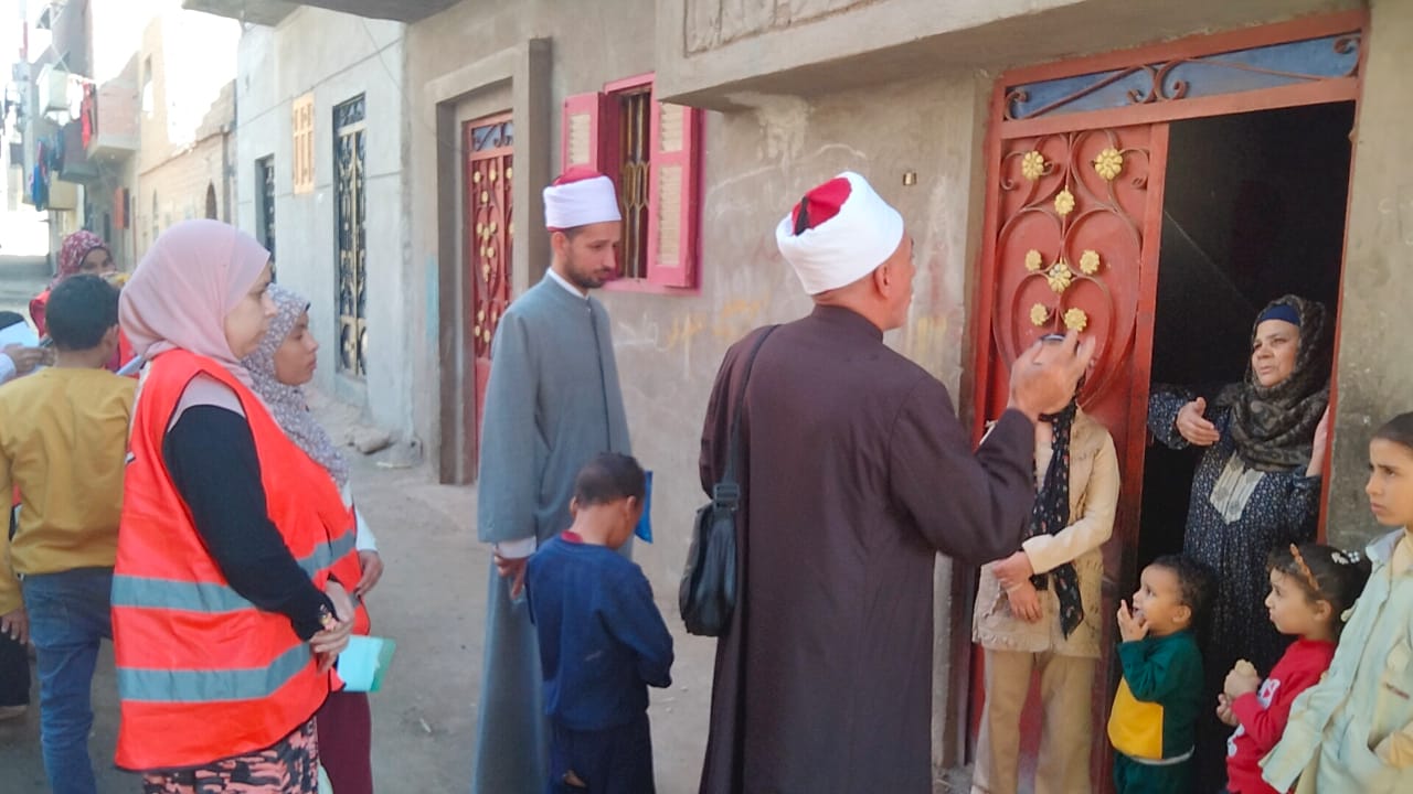 جانب من حملة لطرق الأبواب بعنوان 