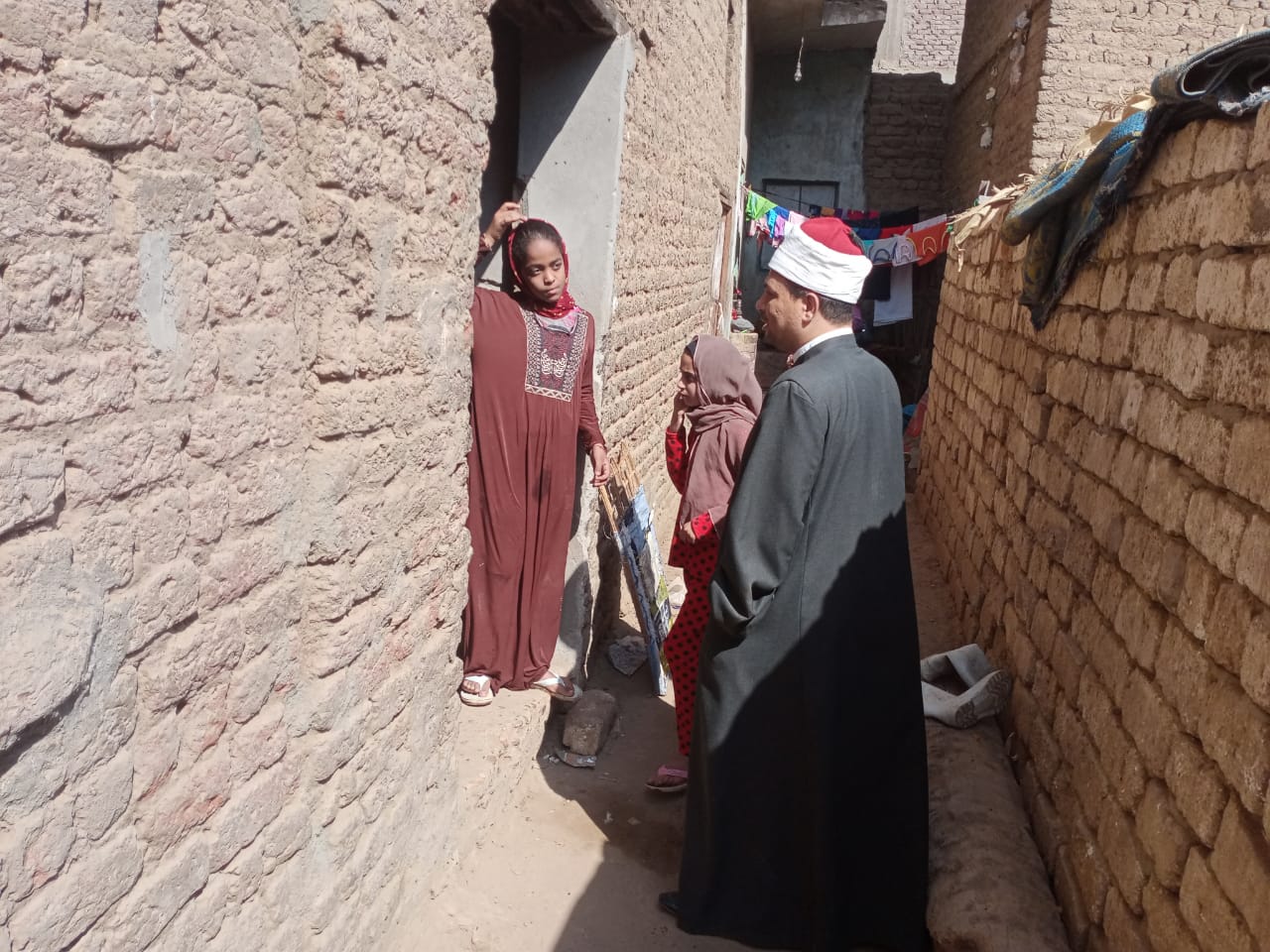 جانب من حملة لطرق الأبواب بعنوان 