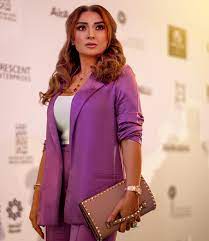 بـ بدلة موف.. روجينا تتألق في أحدث جلسة تصوير من دبي