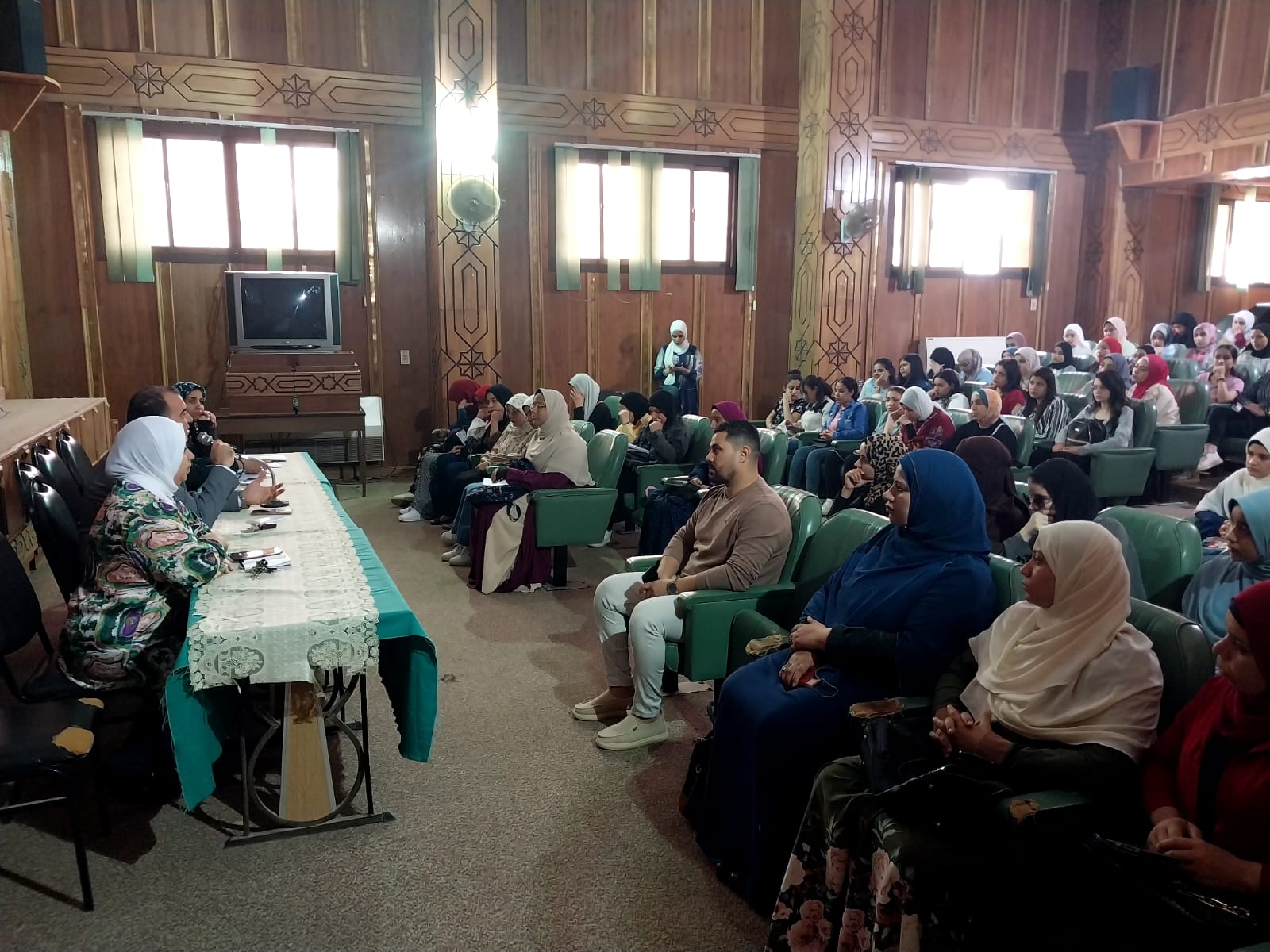 جانب من ضيوف الندوة