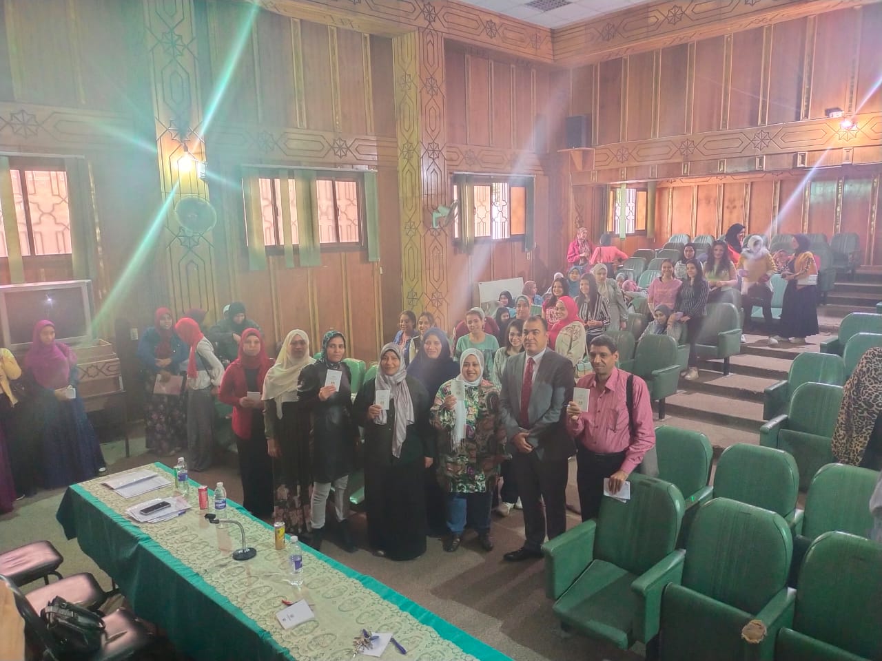 جانب من ضيوف الندوة