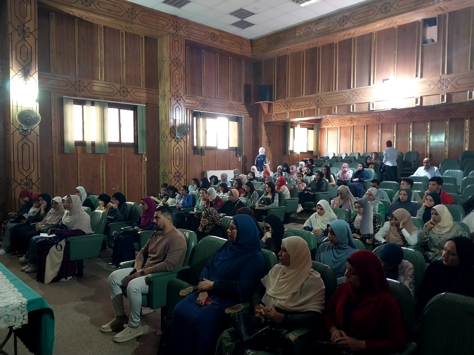 جانب من ضيوف الندوة