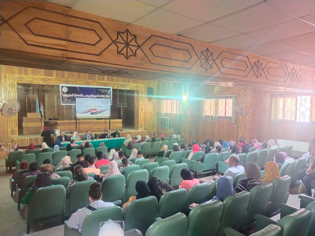 جانب من ضيوف الندوة