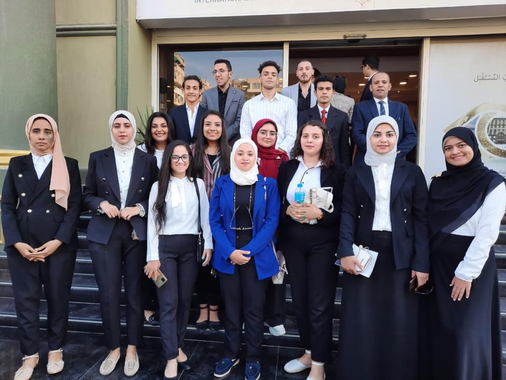 طلاب جامعة أسيوط المشاركون في البرنامج التدريبي