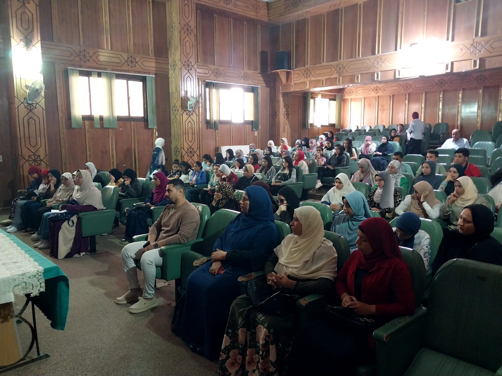 جانب من ضيوف الندوة