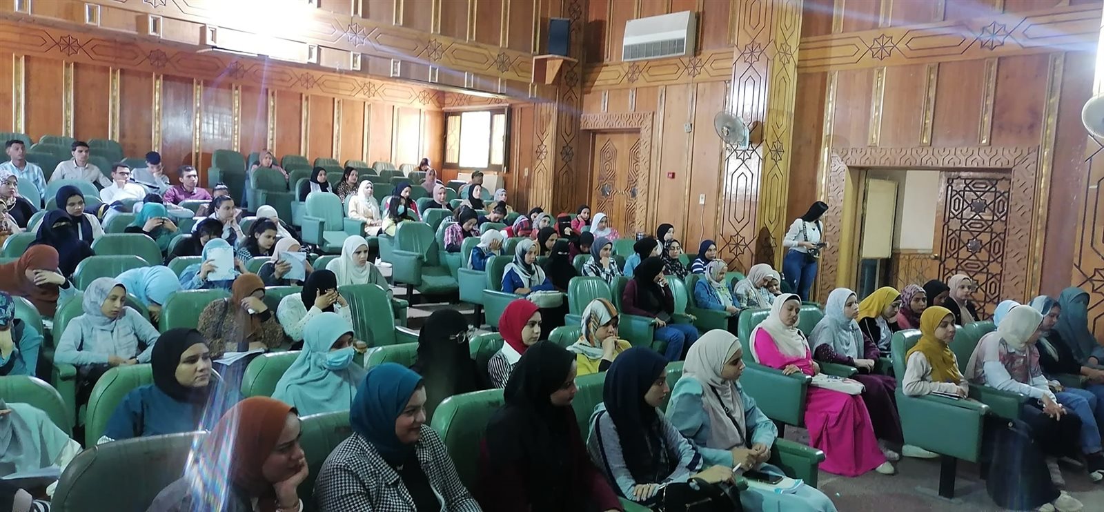 جانب من ضيوف الندوة