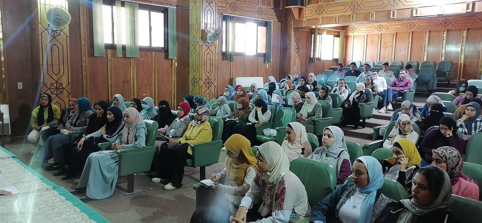 جانب من ضيوف الندوة