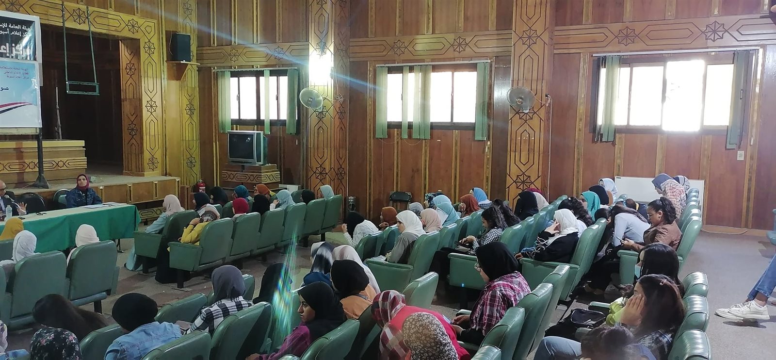 جانب من ضيوف الندوة