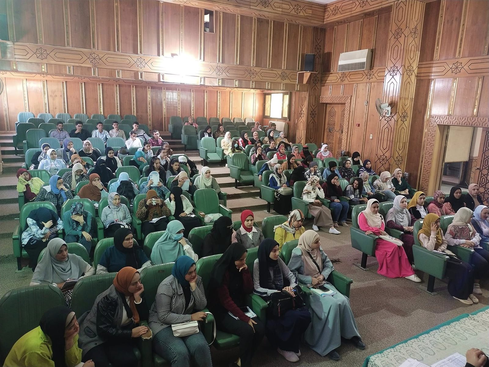 جانب من ضيوف الندوة