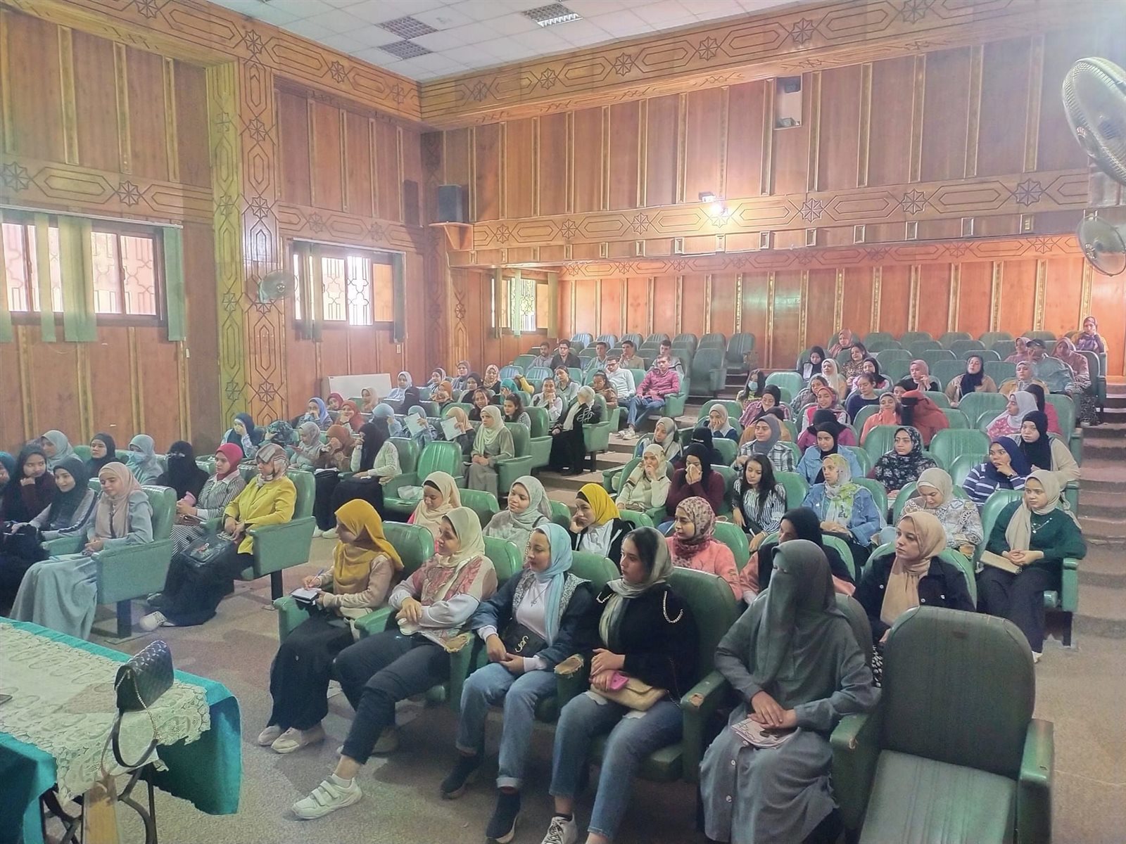 جانب من ضيوف الندوة