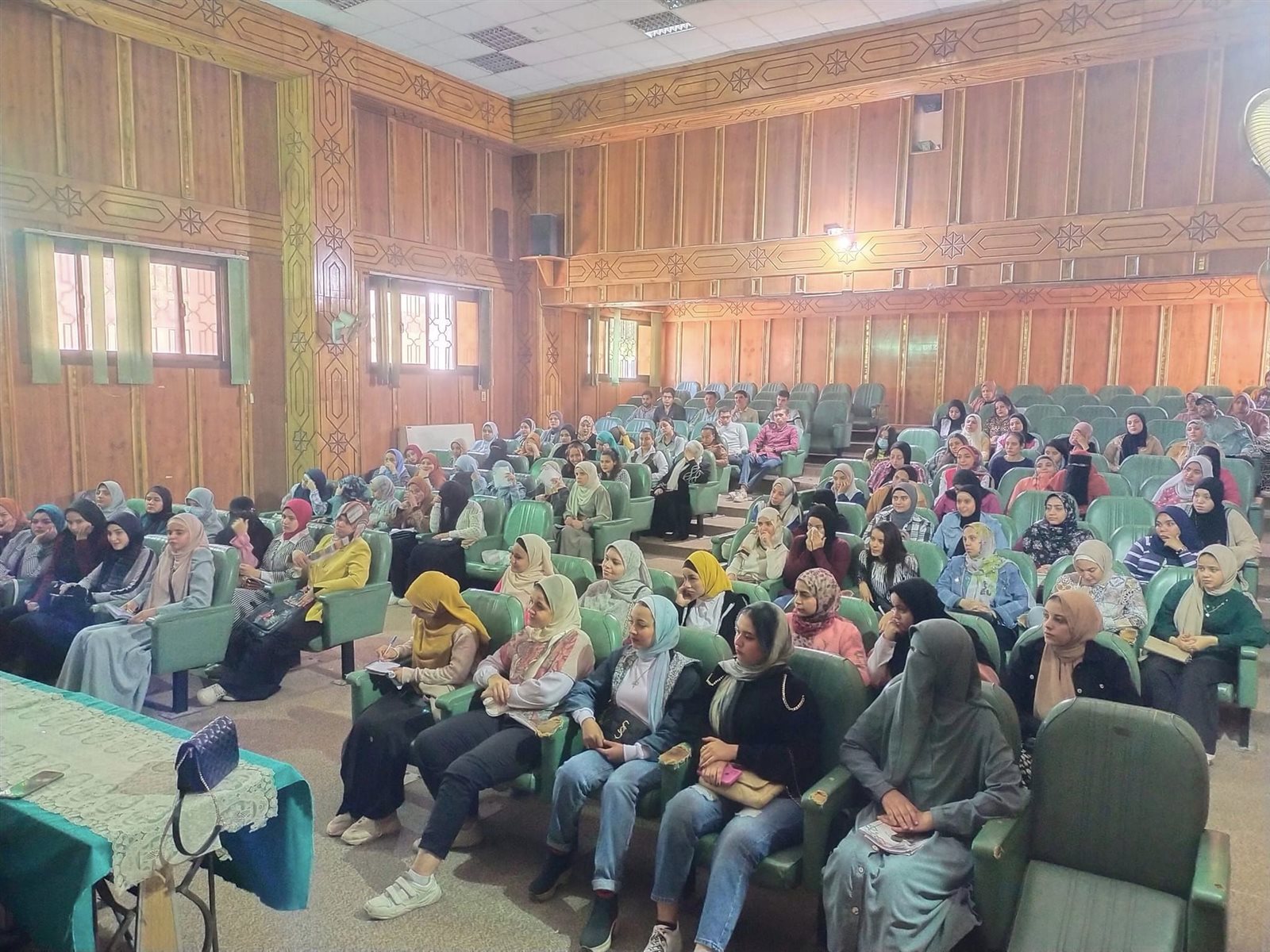 جانب من ضيوف الندوة