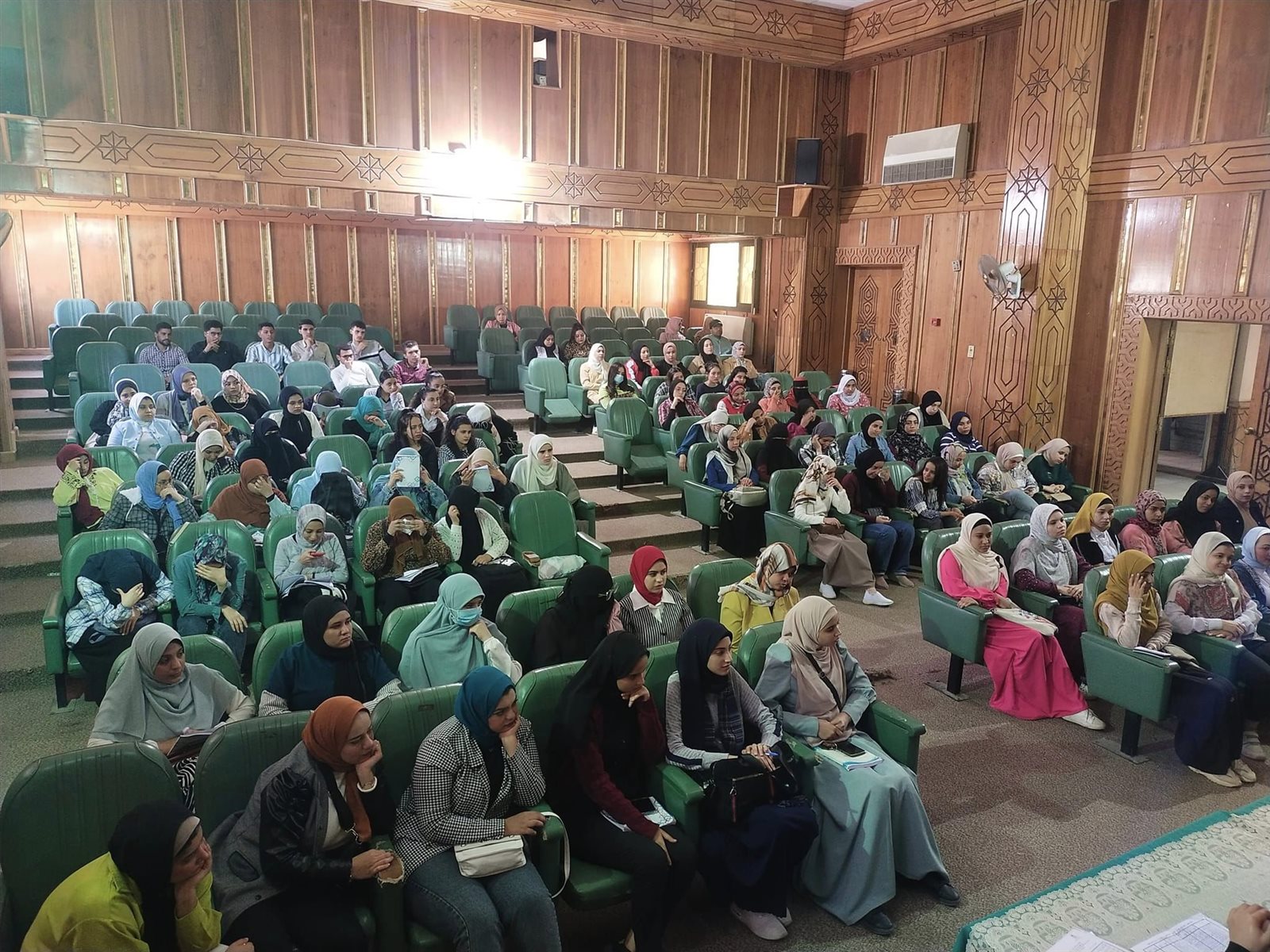 جانب من ضيوف الندوة