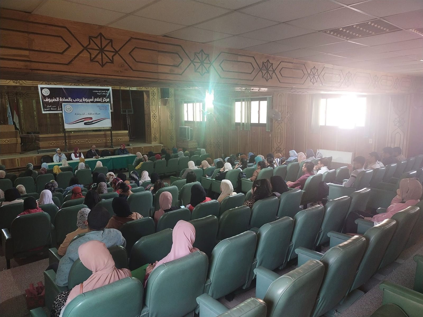 جانب من ضيوف الندوة