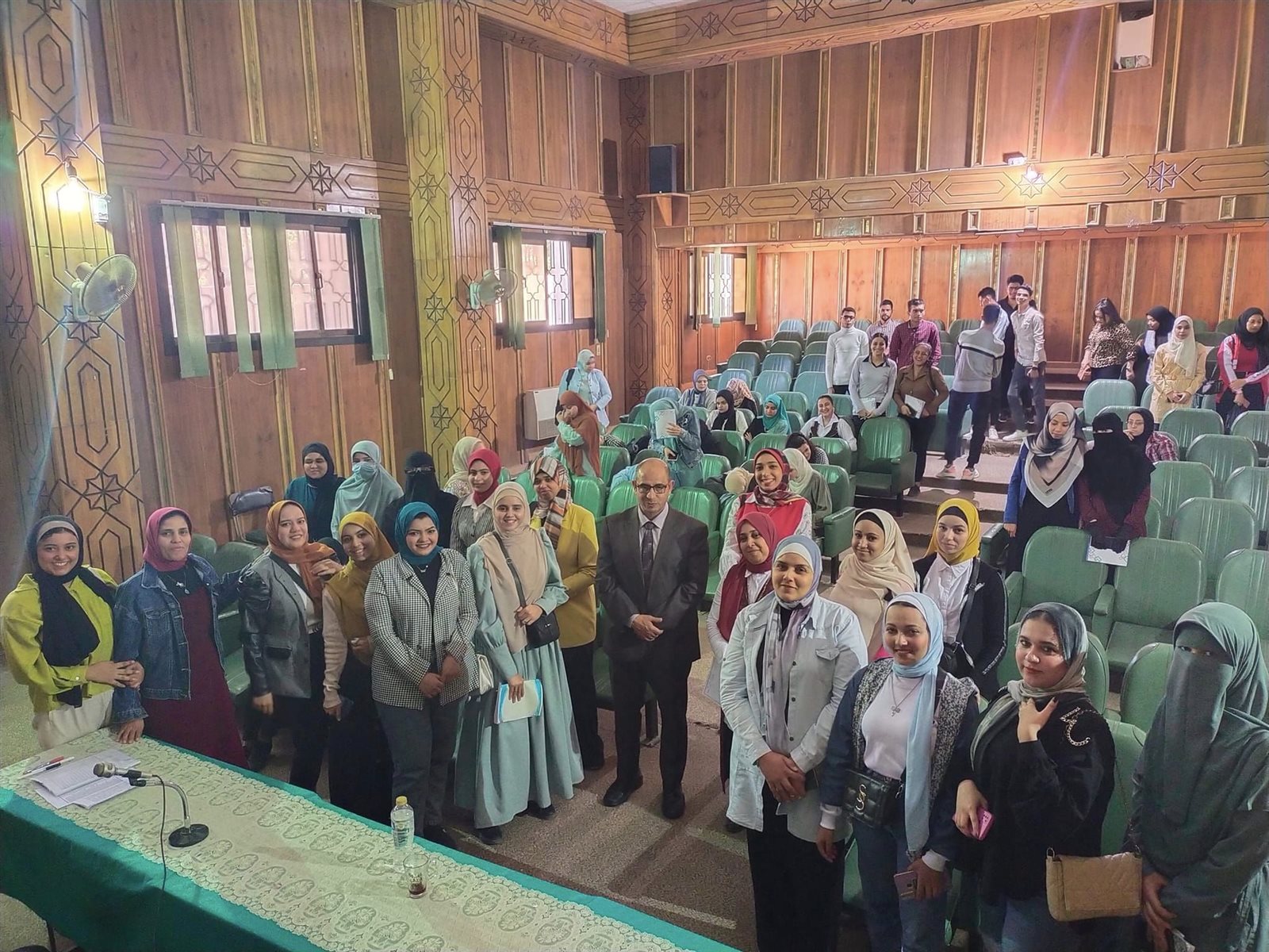 جانب من ضيوف الندوة