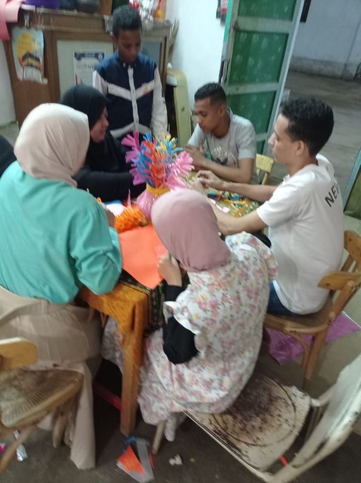 جانب من ورشة فنون تشكيلية لعمل تصميمات من الفوم