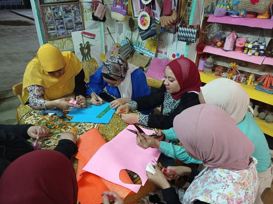 جانب من ورشة فنون تشكيلية لعمل تصميمات من الفوم