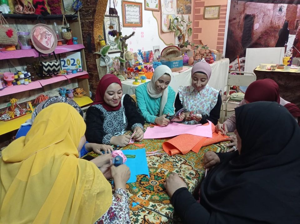 جانب من ورشة فنون تشكيلية لعمل تصميمات من الفوم