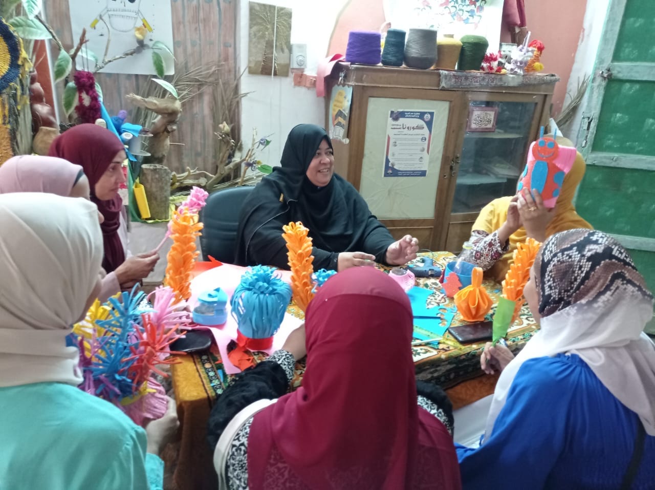 جانب من ورشة فنون تشكيلية لعمل تصميمات من الفوم