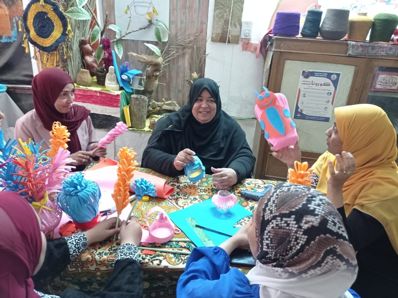 جانب من ورشة فنون تشكيلية لعمل تصميمات من الفوم