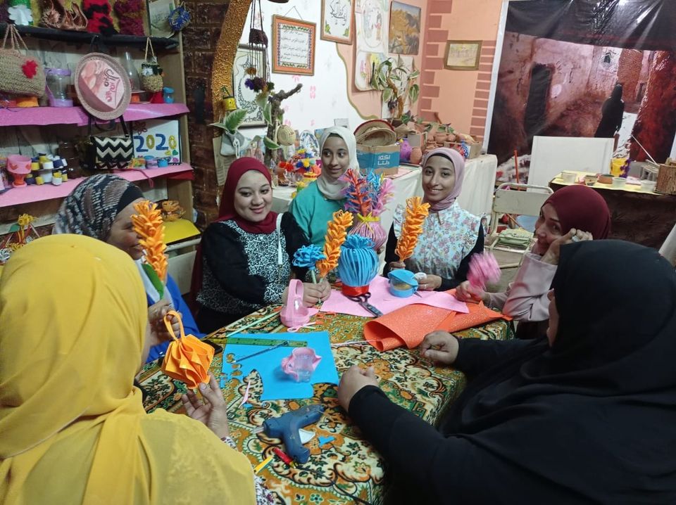 جانب من ورشة فنون تشكيلية لعمل تصميمات من الفوم