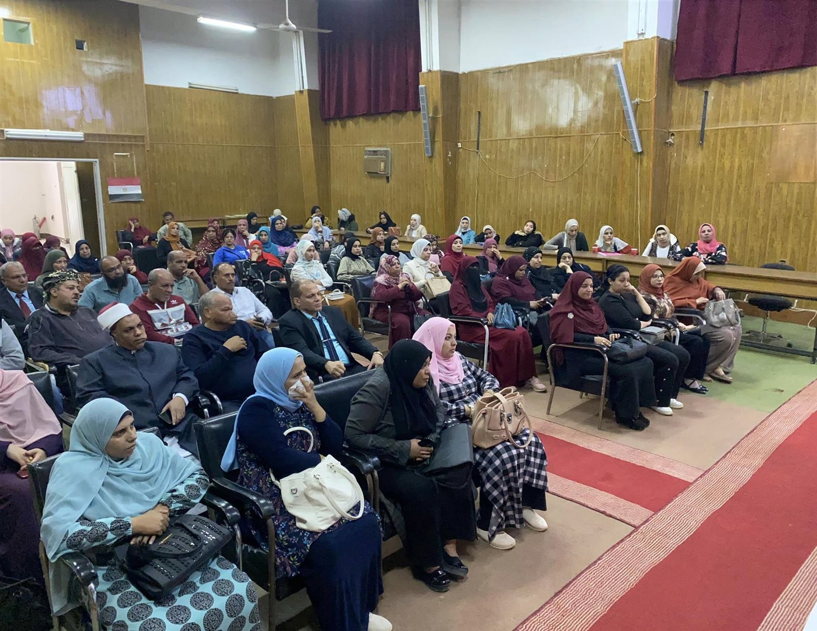 جانب من ضيوف الندوة