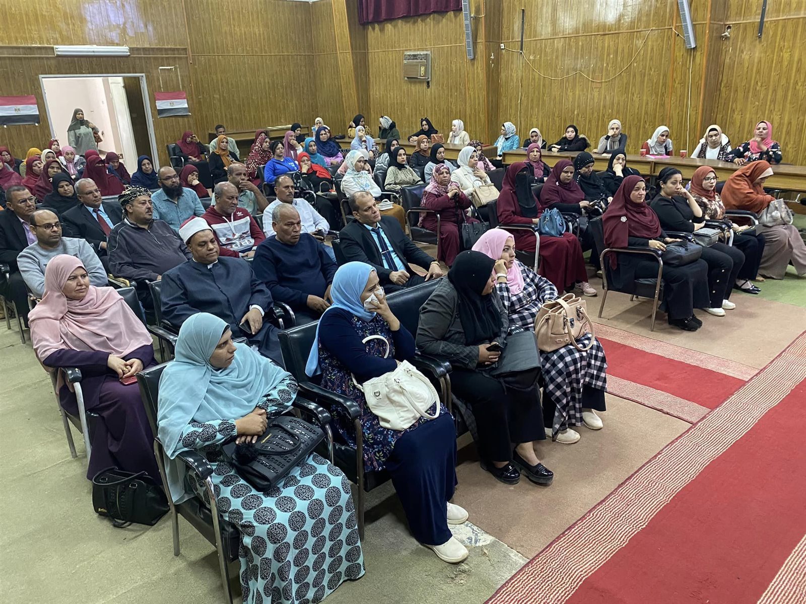 جانب من ضيوف الندوة