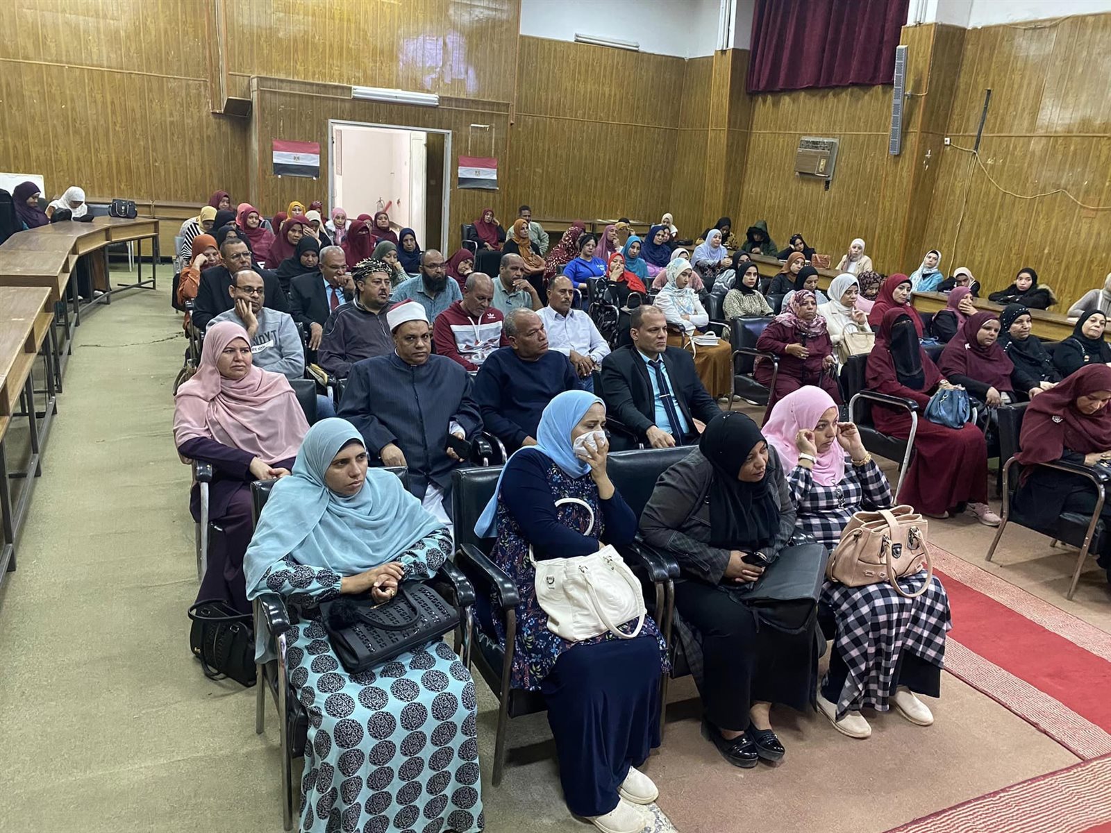 جانب من ضيوف الندوة