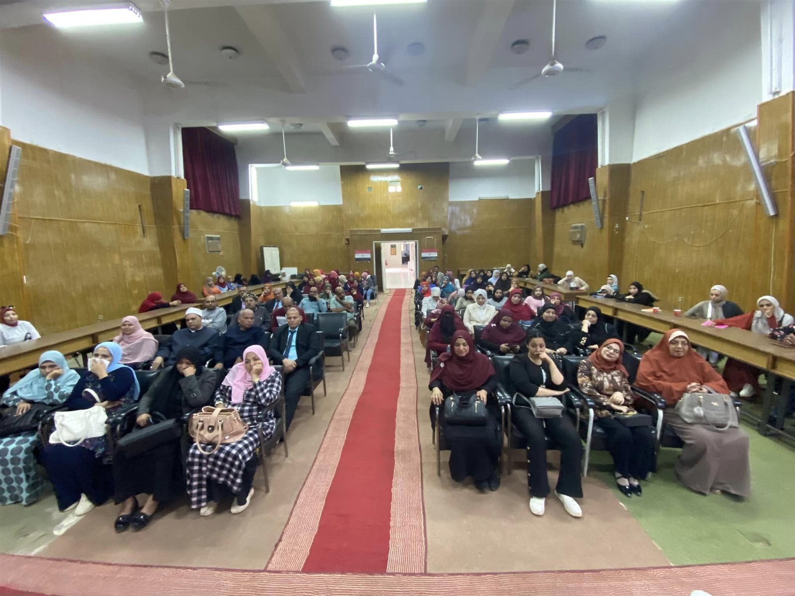 جانب من ضيوف الندوة