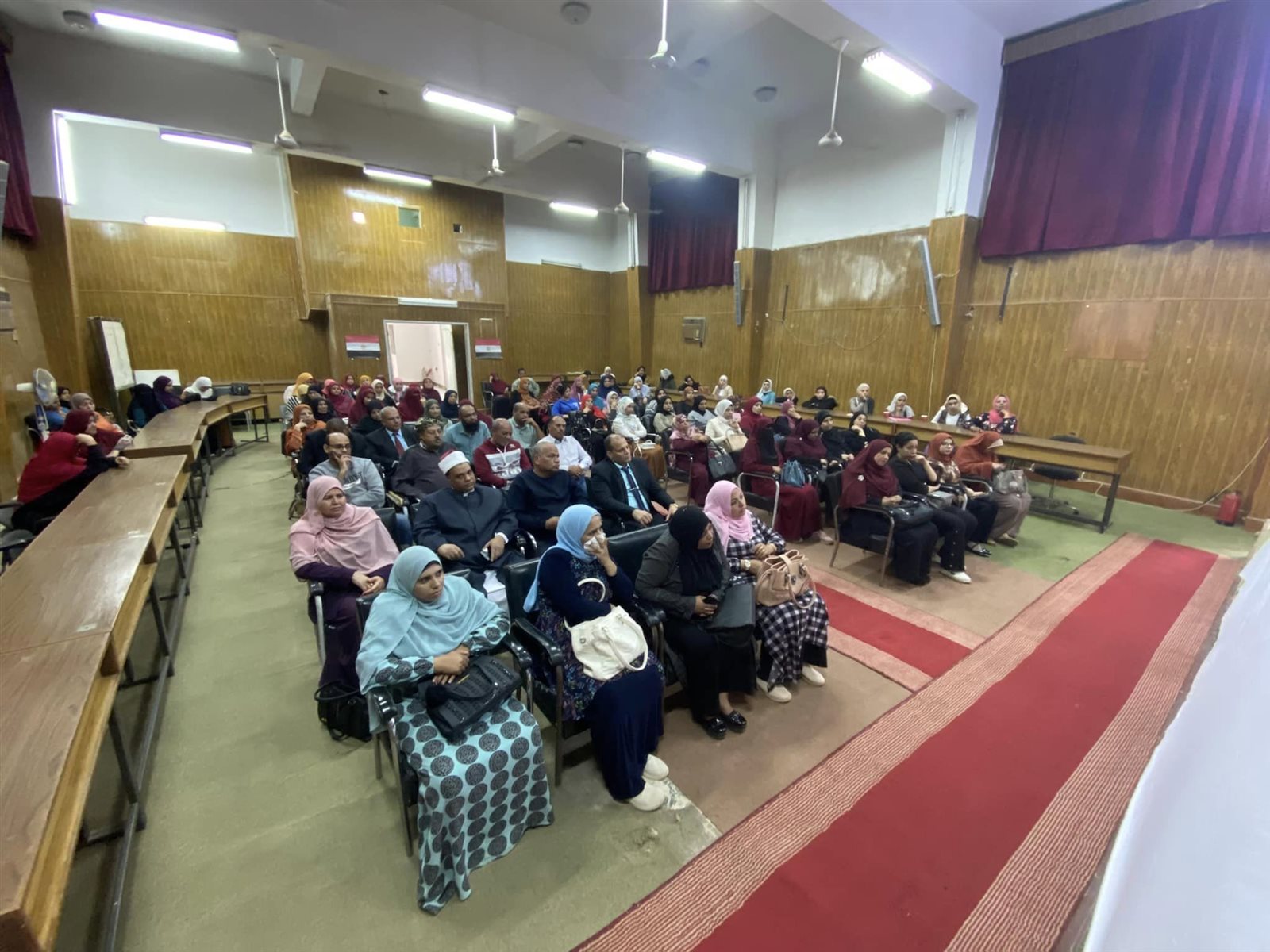 جانب من ضيوف الندوة