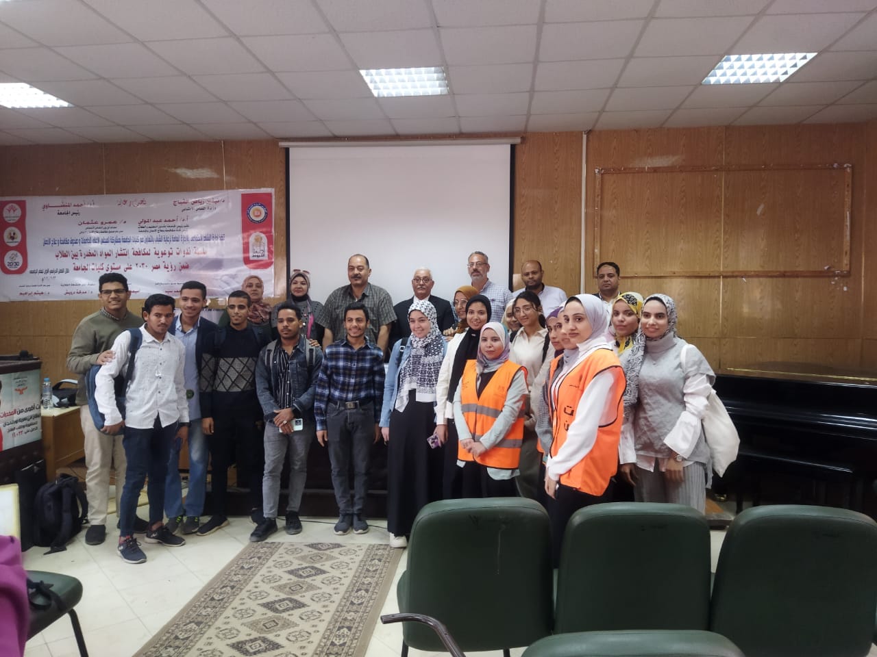 جانب من ضيوف الندوة